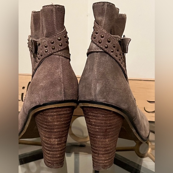 Tan leather booties - Picture 5 of 10
